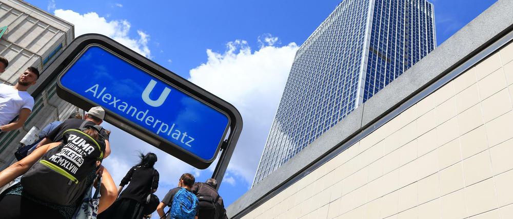 Bei dem Vorfall am U-Bahnhof Alexanderplatz zerrte eine 41-Jährige eine Jugendliche an den Haaren ins Gleisbett.