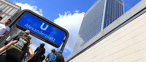 Bei dem Vorfall am U-Bahnhof Alexanderplatz zerrte eine 41-Jährige eine Jugendliche an den Haaren ins Gleisbett.