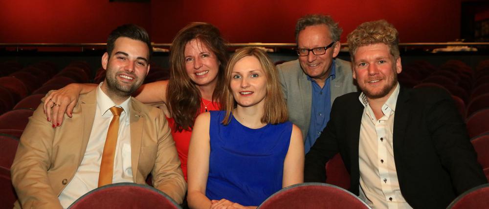Die neuen Betreiber der Stachelschweine. Frank Lüdecke mit seiner Frau und Managerin Caroline Lüdecke (zweite v. li.) und das aktuelle Ensemble Steven Klopp, Melissa Anna Schmidt und Julian Trostorf (von links nach rechts).