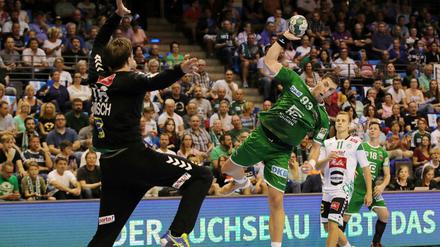 Berlins Mijajlo Marsenic versucht es gegen den alte Füchse-Keeper Malte Semisch.