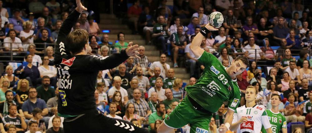 Berlins Mijajlo Marsenic versucht es gegen den alte Füchse-Keeper Malte Semisch.