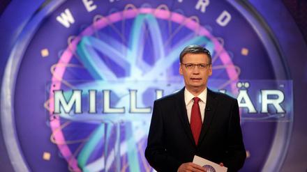 Nordrhein-Westfalen, Köln: Günther Jauch moderiert die am 09.11.2010 in Köln die Aufzeichnung der Sendung "Wer wird Millionär? - Prominenten-Special".