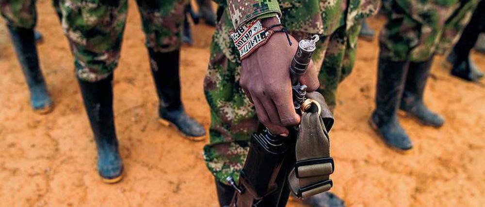 Gewehr bei Fuß. Radikale Splittergruppen werfen der Regierung vor, sich nicht ans Abkommen zu halten.