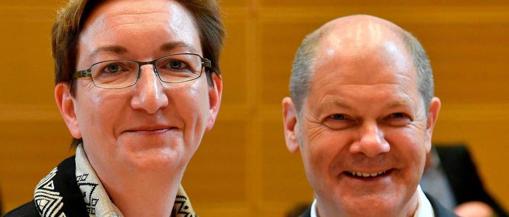 Am Tag danach gute Laune demonstrieren: Klara Geywitz und Mit-Kandidat Olaf Scholz am Montag im SPD-Parteivorstand.