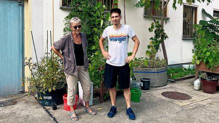 Aktiv. Petra Stoffregen und Johannes Dumpe gehen mit Senioren aus dem Kiez Äpfel sammeln und bauen Möbel mit ihnen.