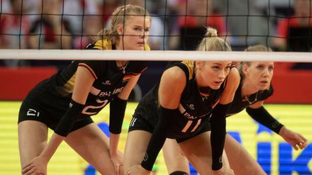 Camilla Weitzel (l) und Louisa Lippmann (M) im Viertelfinale gegen Polen.
