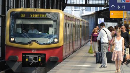 Eine S-Bahn im Berliner Bahnhof Friedrichstraße.