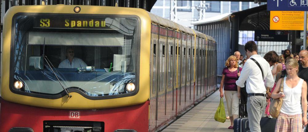 Eine S-Bahn im Berliner Bahnhof Friedrichstraße.