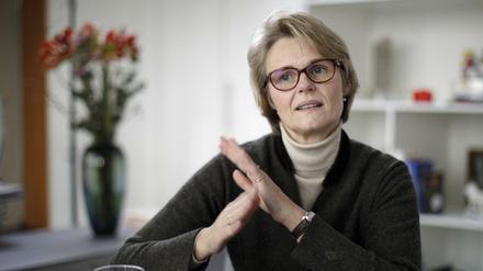Die Bundesministerin für Bildung und Forschung, Anja Karliczek (CDU), gestikuliert bei einem Gespräch in ihrem Büro.
