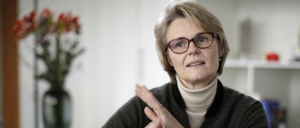 Die Bundesministerin für Bildung und Forschung, Anja Karliczek (CDU), gestikuliert bei einem Gespräch in ihrem Büro.