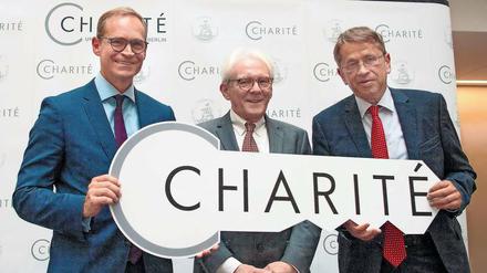 Übergabe. Bürgermeister Michael Müller (links) überreicht Heyo Kroemer (rechts), dem Nachfolger von Karl Max Einhäupl, symbolisch den Schlüssel. 