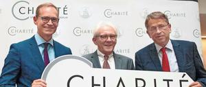 Übergabe. Bürgermeister Michael Müller (links) überreicht Heyo Kroemer (rechts), dem Nachfolger von Karl Max Einhäupl, symbolisch den Schlüssel. 