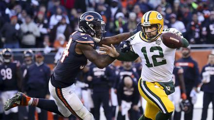 Die Jagdsaison ist eröffnet. Ab Freitagnacht dürfen wieder Quarterbacks in freier Wildbahn verfolgt werden - wie in dieser Szene Aaron Rodgers (r.) von Chicagos Linebacker Leonard Floyd. 