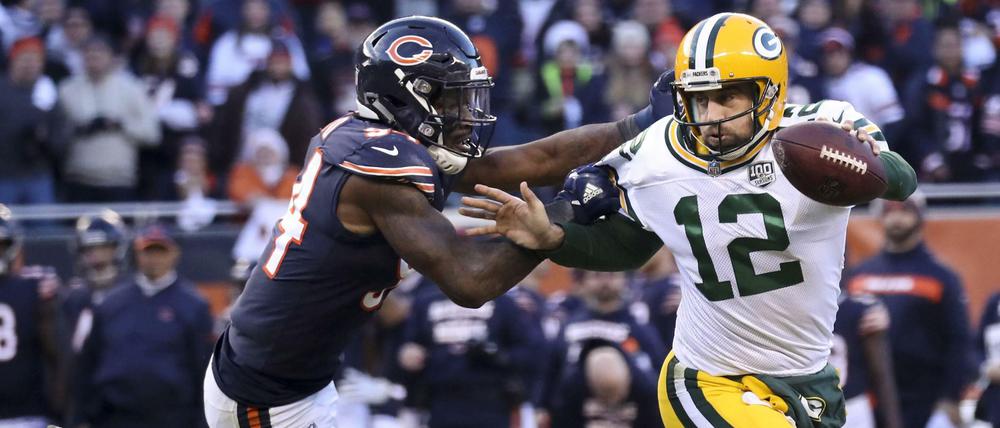 Die Jagdsaison ist eröffnet. Ab Freitagnacht dürfen wieder Quarterbacks in freier Wildbahn verfolgt werden - wie in dieser Szene Aaron Rodgers (r.) von Chicagos Linebacker Leonard Floyd. 