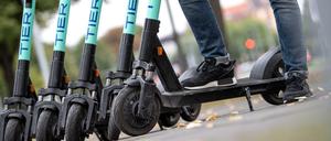Bei falsch abgestellten E-Scootern droht in Paris ein Strafgeld von 35 Euro.