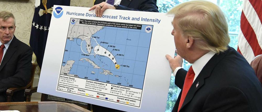 Trump mit der Hurrican-Karte inklusive der mit schwarzem Filzstift ergänzten Fläche