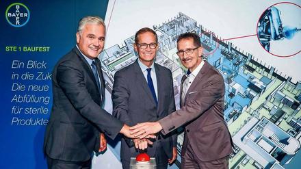 Teamwork. Bayer-Manager Stefan Oelrich (links) und Wolfram Carius (rechts) und der Regierende Michael Müller. 