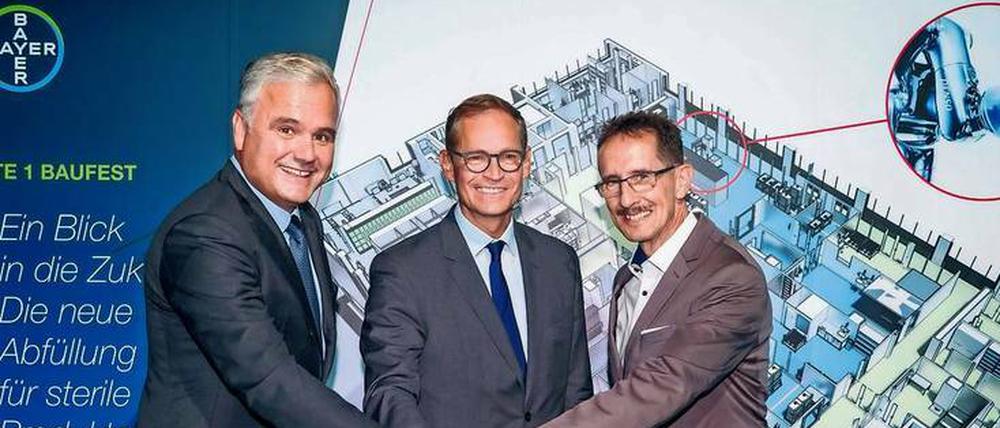 Teamwork. Bayer-Manager Stefan Oelrich (links) und Wolfram Carius (rechts) und der Regierende Michael Müller.