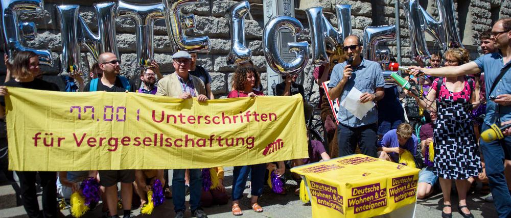 Die Initiative "Deutsche Wohnen & Co. enteignen" will trotz des angekündigten Mietendeckels an ihrem Volksbegehren festhalten.