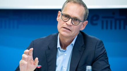 02.07.2019, Berlin: Michael Müller (SPD), Regierender Bürgermeister von Berlin, äußert sich bei einer Pressekonferenz des Berliner Senats zu einem Modellprojekt zum solidarischen Grundeinkommen. Der Senat hat das Modellprojekt beschlossen. Es ist auch als Beitrag zur Überwindung des Hartz IV-Systems gedacht. Foto: Bernd von Jutrczenka/dpa +++ dpa-Bildfunk +++