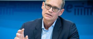 02.07.2019, Berlin: Michael Müller (SPD), Regierender Bürgermeister von Berlin, äußert sich bei einer Pressekonferenz des Berliner Senats zu einem Modellprojekt zum solidarischen Grundeinkommen. Der Senat hat das Modellprojekt beschlossen. Es ist auch als Beitrag zur Überwindung des Hartz IV-Systems gedacht. Foto: Bernd von Jutrczenka/dpa +++ dpa-Bildfunk +++