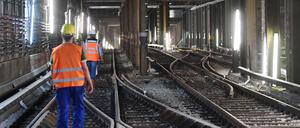 Bauarbeiter in einem U-Bahn-Tunnel in Berlin