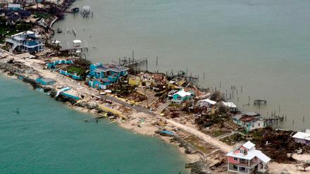 In dieser Luftaufnahme der US-Küstenwache sind zerstörte Häuser auf den Bahamas zu sehen.