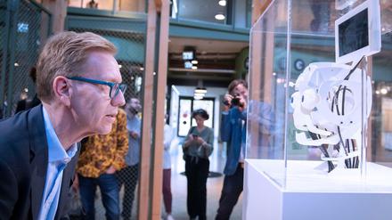 Wolf-Dieter Lukas, Staatssekretär im Ministerium für Bildung und Forschung, mit „Felix the Robot“.