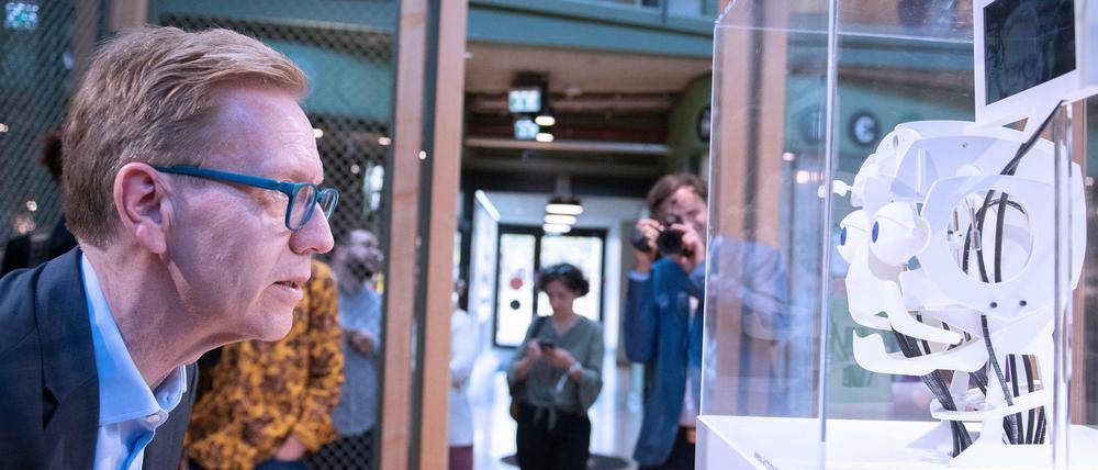 Wolf-Dieter Lukas, Staatssekretär im Ministerium für Bildung und Forschung, mit „Felix the Robot“.