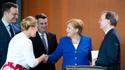 Bundeskanzlerin Angela Merkel (2.v.r, CDU) und Franziska Giffey (2.v.l., SPD), Bundesfamilienministerin, begrüßen sich in Anwesenheit von Jens Spahn (l, CDU), Bundesgesundheitsminister, Hubertus Heil (M, SPD), Bundesminister für Arbeit und Soziales, und Thomas Rachel (CDU), Parlamentarischer Staatssekretär bei der Bundesministerin für Bildung und Forschung, zu Beginn der Kabinettssitzung im Bundeskanzleramt. 