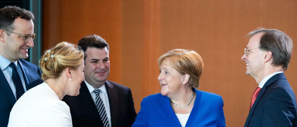 Bundeskanzlerin Angela Merkel (2.v.r, CDU) und Franziska Giffey (2.v.l., SPD), Bundesfamilienministerin, begrüßen sich in Anwesenheit von Jens Spahn (l, CDU), Bundesgesundheitsminister, Hubertus Heil (M, SPD), Bundesminister für Arbeit und Soziales, und Thomas Rachel (CDU), Parlamentarischer Staatssekretär bei der Bundesministerin für Bildung und Forschung, zu Beginn der Kabinettssitzung im Bundeskanzleramt. 