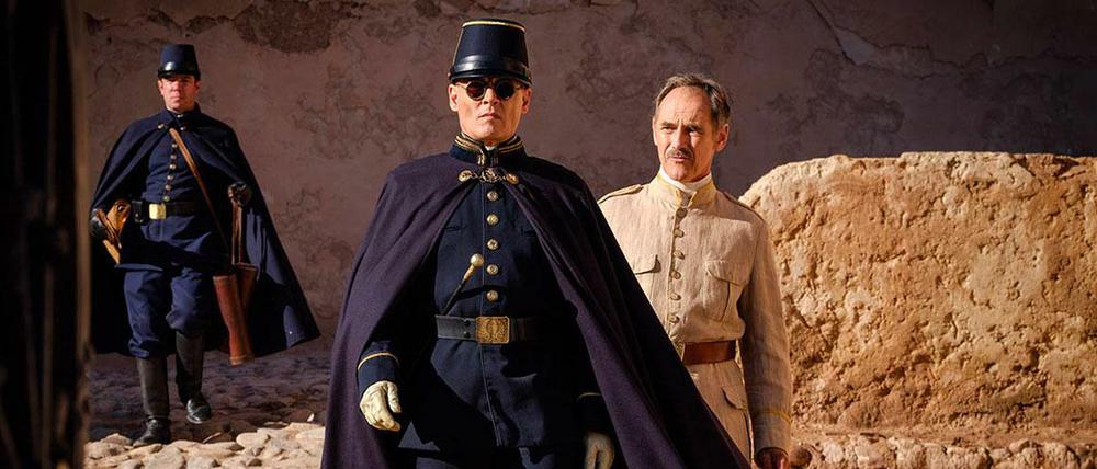 Johnny Depp und Mark Rylance (rechts) in Ciro Guerras „Waiting for the Barbarians“.