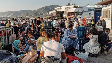 Migranten warten auf Lesbos auf ihre Verlegung.