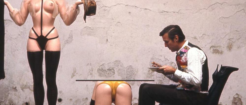 Haltungsfrage. Rudolf Zwirner posiert 1969 mit Allen Jones’ Sexmöbeln.