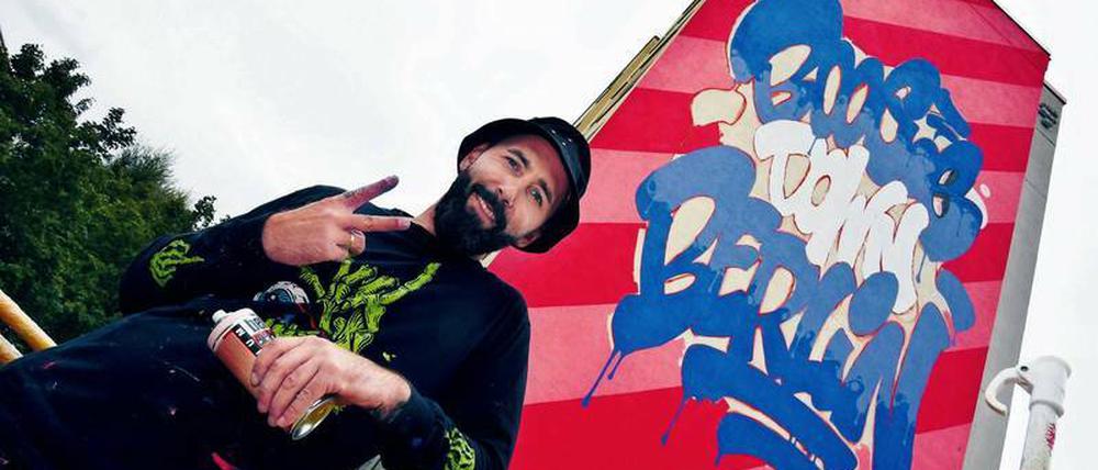 Auf 33 mal 12 Metern hat Andre Morgner alias „Boogie“ sein Graffiti an eine Hellersdorfer Fassade gesprayt. 