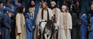 Tierquälerei? Ein Christus-Darsteller reitet bei den Passionsspielen auf einem Esel - noch ...