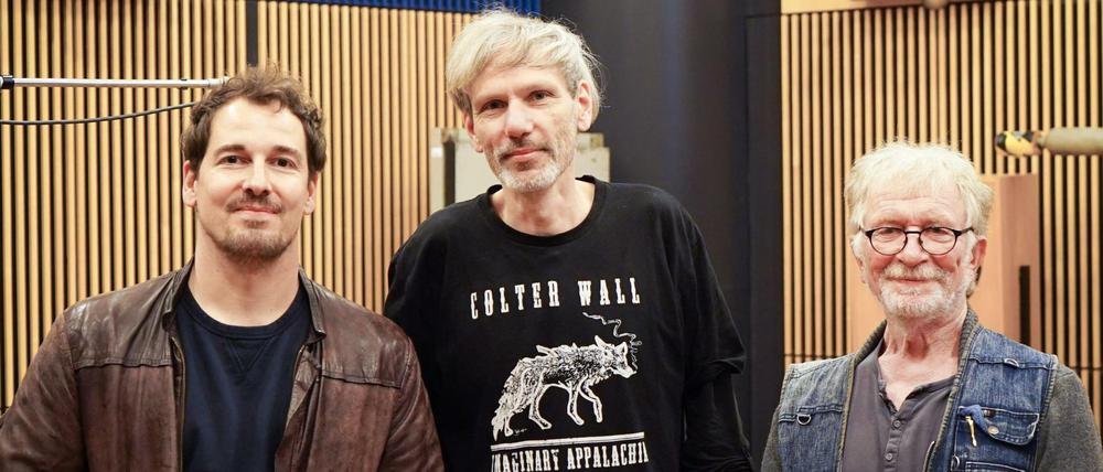 Der neue "Radio-Tatort" des RBB: Regisseur Kai Grehn (Mitte) mit seinen Sprechern Felix Kramer (links) und Hermann Beyer.