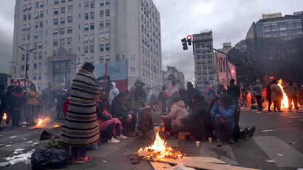 In Buenos Aires protestierten Menschen in dieser Woche gegen die hohen Lebensmittelkosten. Im August 2019 erfuhr der Peso eine Abwertung von knapp 25 Prozent und kurbelte die Inflation noch einmal an. 