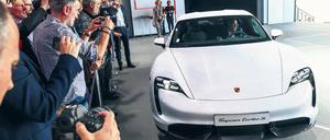 Weltpremiere im brandenburgischen Neuhardenberg. Der Porsche Taycan ist dort am Mittwoch der Öffentlichkeit präsentiert worden. Das reine Elektromodell feierte auf drei Kontinenten gleichzeitig Weltpremiere – neben Europa in Amerika und Asien.