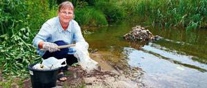 Weg mit dem Dreck. Angelika Heckhausen sammelt Müll am Ufer der Havel bei Schildhorn in Grunewald.