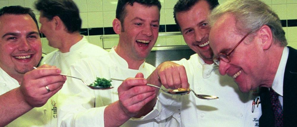 November 2000: Die Köche Tim Raue, Wolfgang Nagler und Karlheinz Hauser (v.l.) lassen Volker Hassemer, den Chef der Marketinggesellschaft "Partner für Berlin" probieren. Der ehemalige Senator hat das Format der "Meisterköche" begründet, um Berlin auch kulinarisch nach vorne zu bringen.
