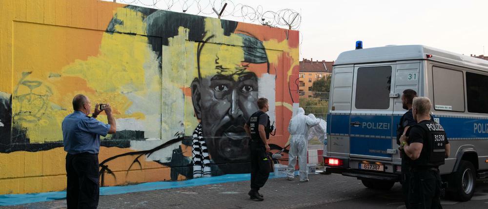 Handwerker übermalen das Wandbild des ermordeten Intensivtäters Nidal R. am Tempelhofer Feld. 