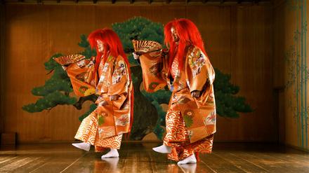 Farbenprächtig. Das Ensemble der Umewaka KennAkai Foundation, zu Gast beim Musikfest Berlin.