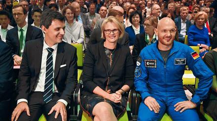 Futurium-Chef Brandt (links), Anja Karliczek (CDU) und der Astronaut Alexander Gerst.