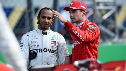 So läuft es. Charles Leclerc (r.) im Dialog mit Lewis Hamilton.