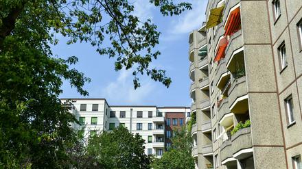 Neu gebaute Wohnhäuser und ein Plattenbau aus DDR-Zeiten mit Balkons in Prenzlauer Berg. 