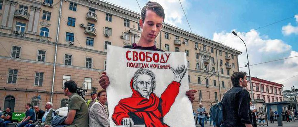Anhaltender Protest. Ein Demonstrant mit einem Plakat fordert in Moskau die Freilassung von politischen Gefangenen.