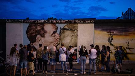 Das "Bruderkussgemälde" an der East Side Gallery. Vor fast 30 Jahren hatten sich hier Künstler verewigt und das längste noch erhaltene Teilstück der Berliner Mauer mit ihren Kunstwerken umgedeutet.