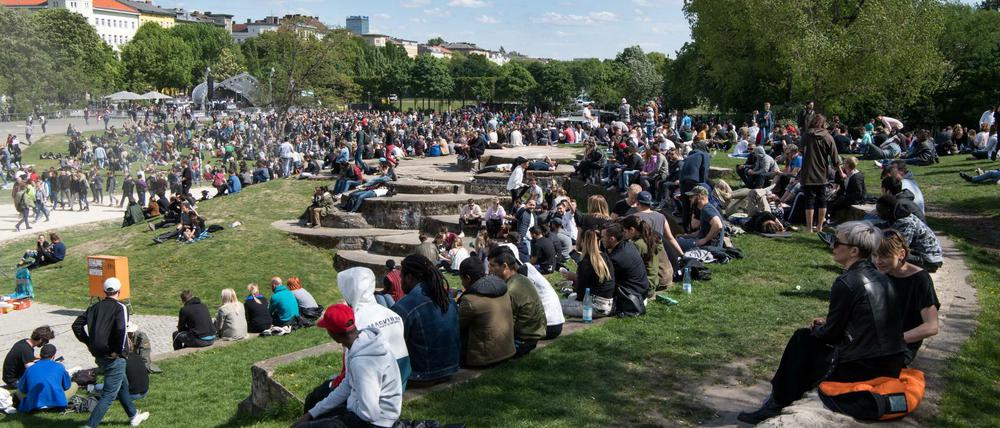 Zahlreiche Besucher feiern beim Kreuzberger Maifest "MaiGörli" im Görlitzer Park den Tag der Arbeit.