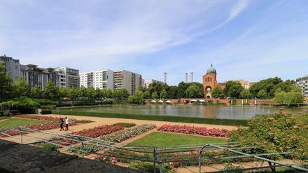 Park und See am Engelbecken vor der Katholischen Kirche St. Michael in Kreuzberg.